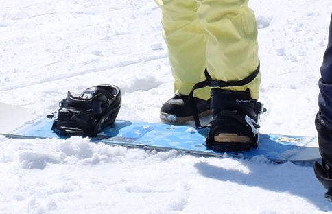 初心者の方必見 スノボのリーシュコード 流れ止め 付け方教えます スノーボードやグラトリの初心者向けハウツーブログらくスノ